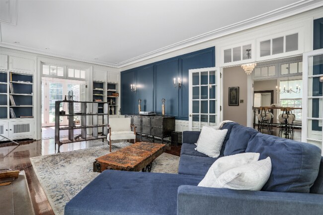 Building Photo - 2243 Iroquois Ave