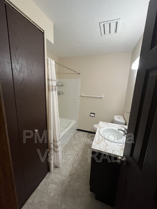 Foto del edificio - 1516 W Market St