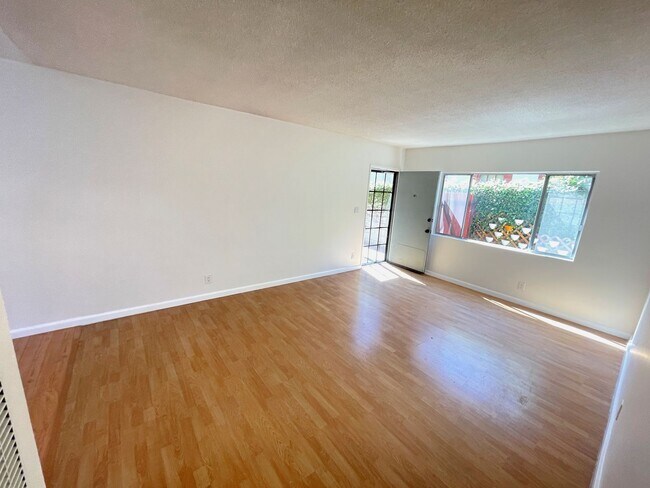 Foto del edificio - Newly Remodeled 3BD/1.5BA Duplex in Culver City!