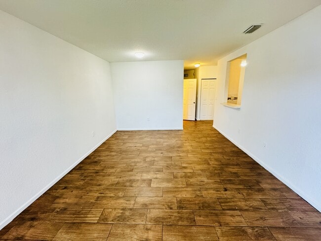 Foto del edificio - 1157 Golden Lakes Blvd