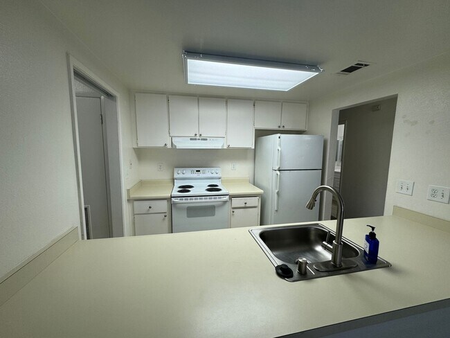 Building Photo - Cozy Condo 2 bed/1 bath Gated