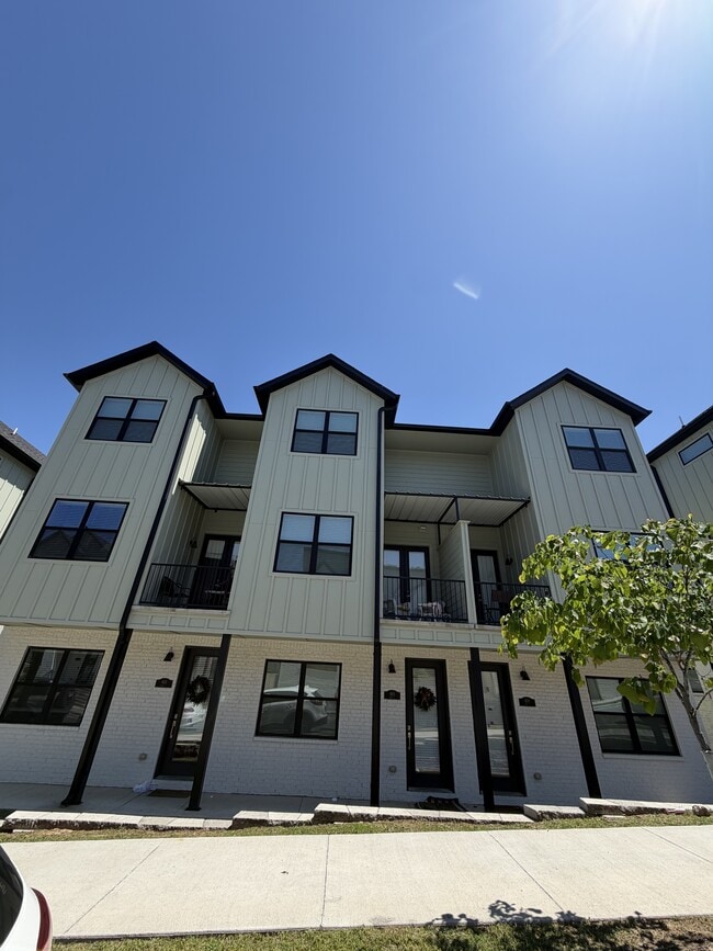 Building Photo - 610 Whitham Ave