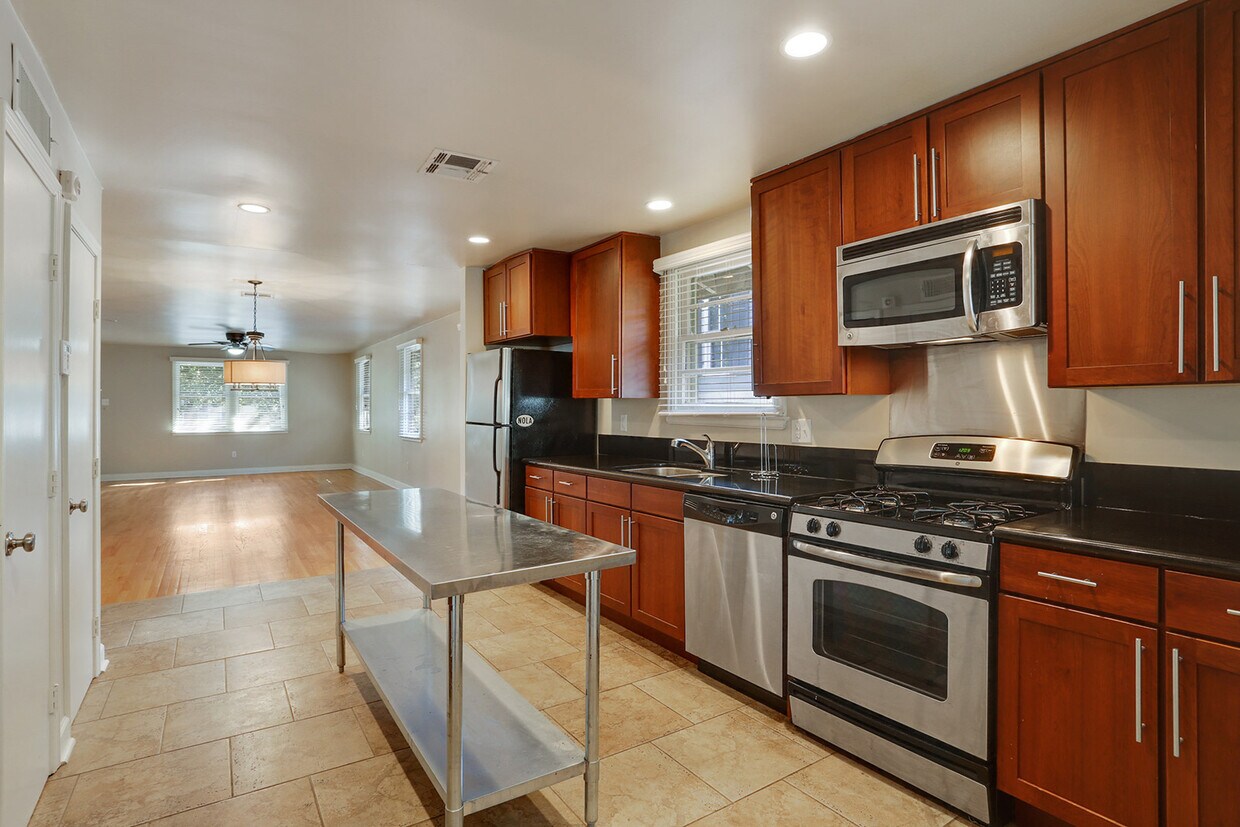 Primary Photo - 2718 S Carrollton Ave