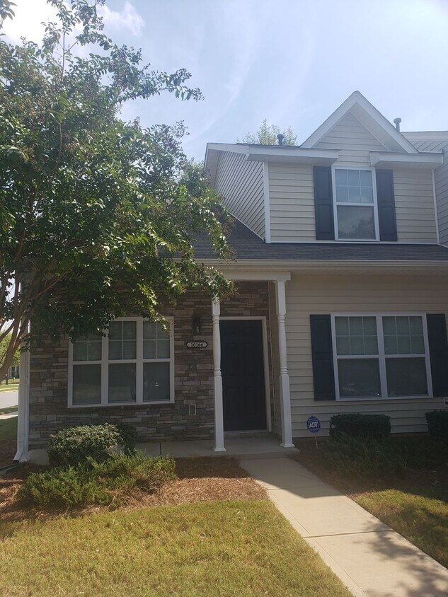 Primary Photo - Nice End Unit Townhome in the University Area