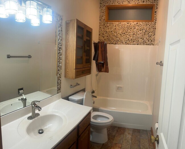 Building Photo - Spacious Home in Ladue Schools