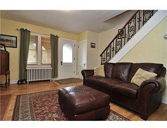 Living - 5552 Beacon St