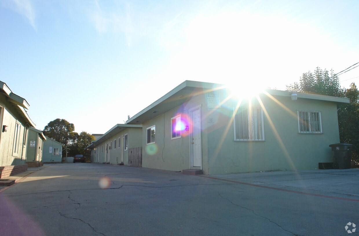 Building Photo - 20 Hebbron Ave