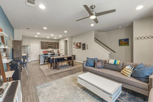 Foto del edificio - 6814 E Riverside Dr