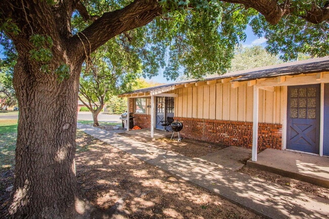 Building Photo - Comfy 2 bed 1 bath home!