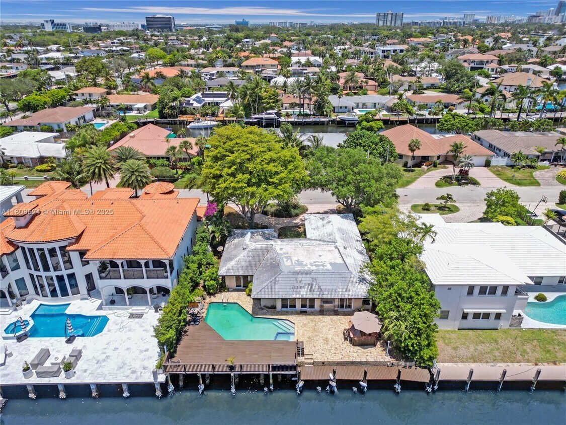 Foto principal - 3100 NE 56th Ct