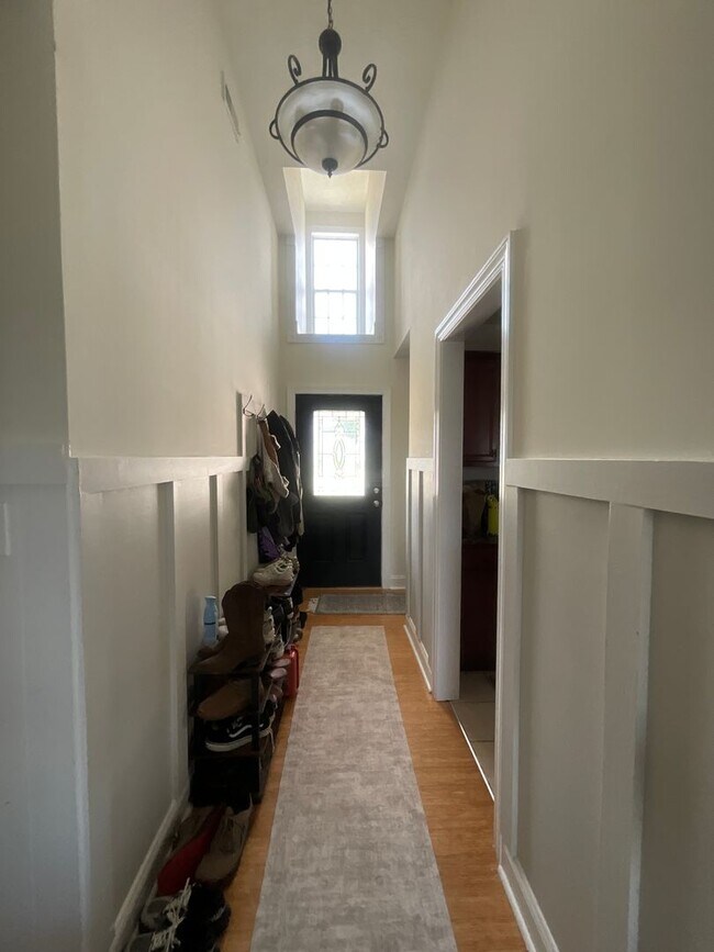 Building Photo - 223 Victory Dr