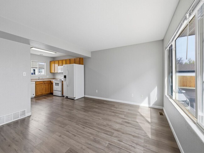 Foto del edificio - Spacious Townhome with Functional Layout