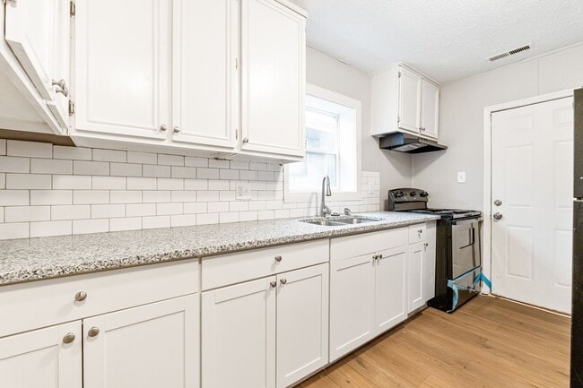 Building Photo - Fully Renovated 2BR Home with Modern Upgra...