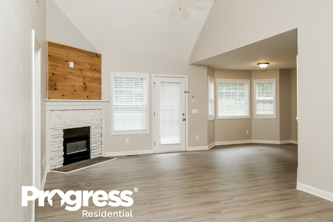 Building Photo - 305 Talon Dr SE