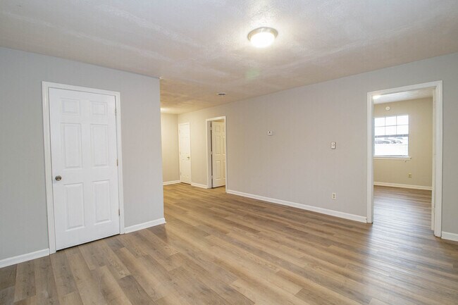 Building Photo - 404 -23 Thompsonville Lane