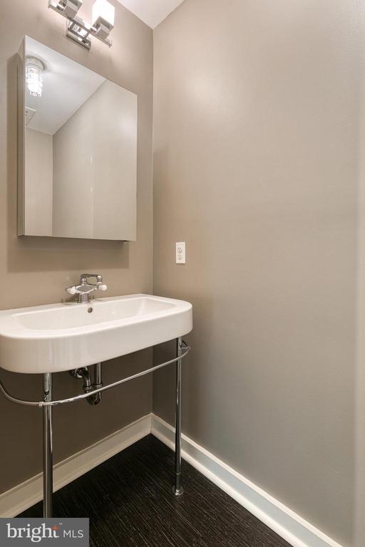 Building Photo - 1220 Bank St