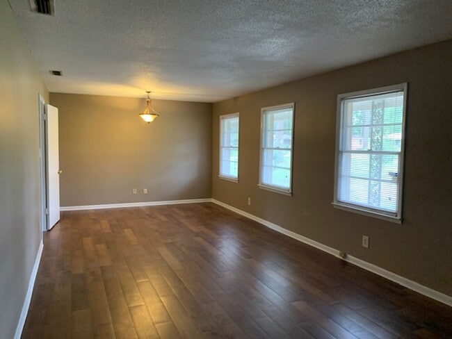 Building Photo - 3Bedroom/2Bath located near Bemiss Rd on N...