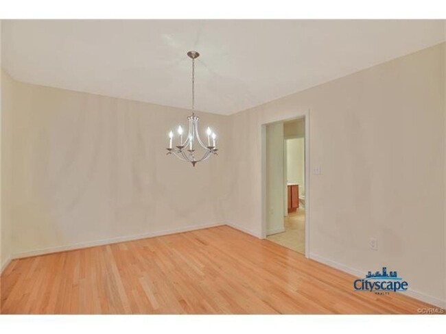 Foto del edificio - LOVELY 4 BEDROOM MOVE-IN READY HOME IN MID...