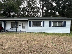 Building Photo - 303 Newcastle Dr