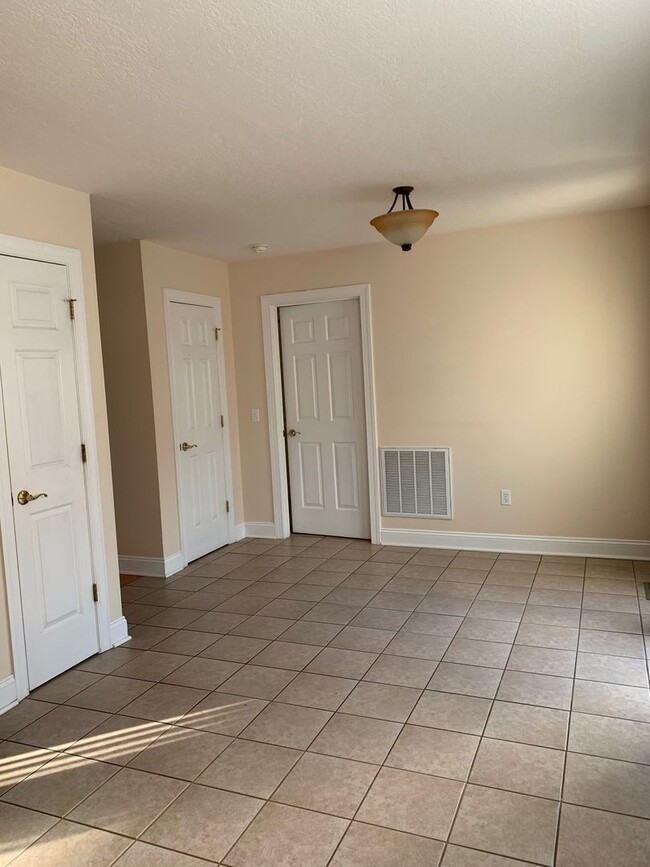 Building Photo - 3 Bedroom 2 Bath Townhouse with 2 Car Garage
