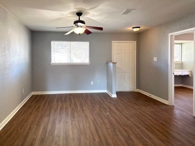 Building Photo - 3 Bedroom / 2 Bath