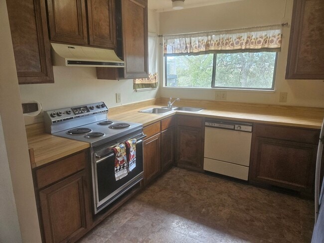 Building Photo - Cozy rental in Hidden Valley Lake