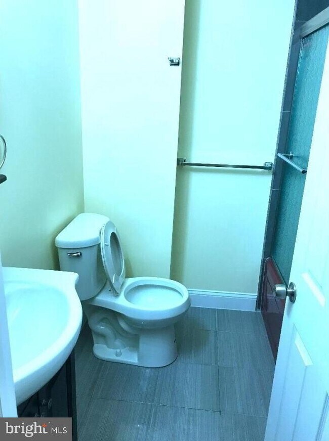 full bath - 1427 w girard ave