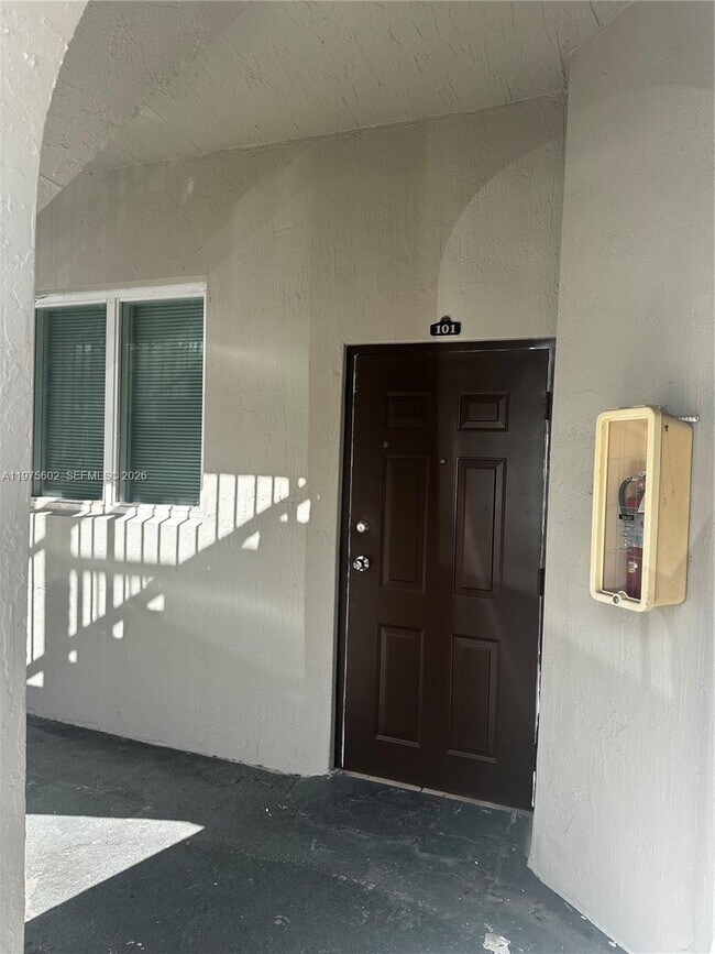 Building Photo - 1661 SE 28th St