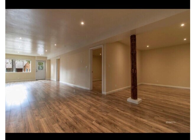 Foto del edificio - 54055 Pine Crest Ave