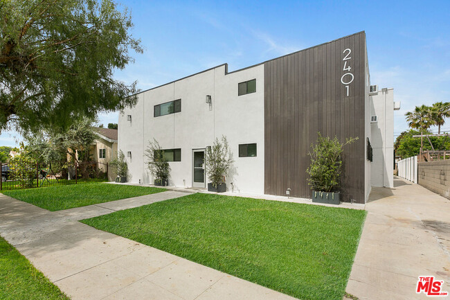 Building Photo - 2401 S Sycamore Ave