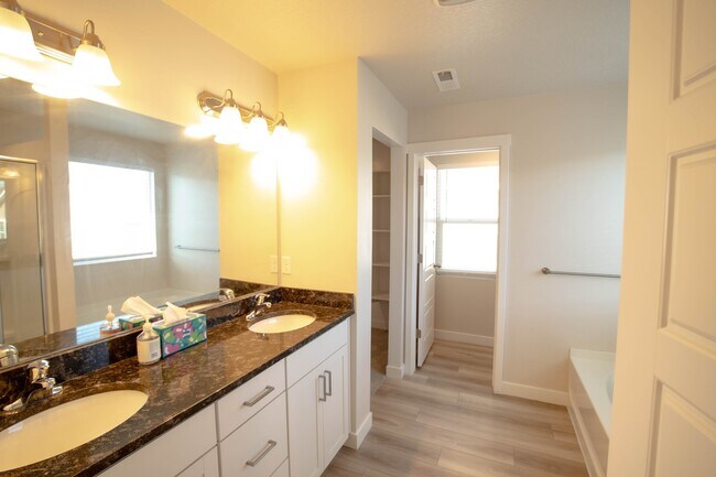 Foto del edificio - 4172 E Tivon Ln