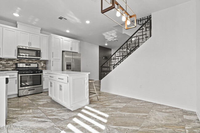 Building Photo - 6315 Escondido Dr