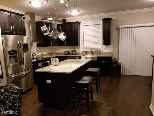 Building Photo - 4 br, 3.5 bath Townhome - 4 Woodcrest Dr SE