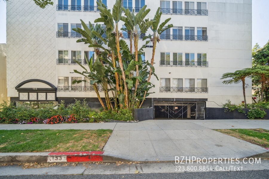 Foto principal - 136 N Swall Dr