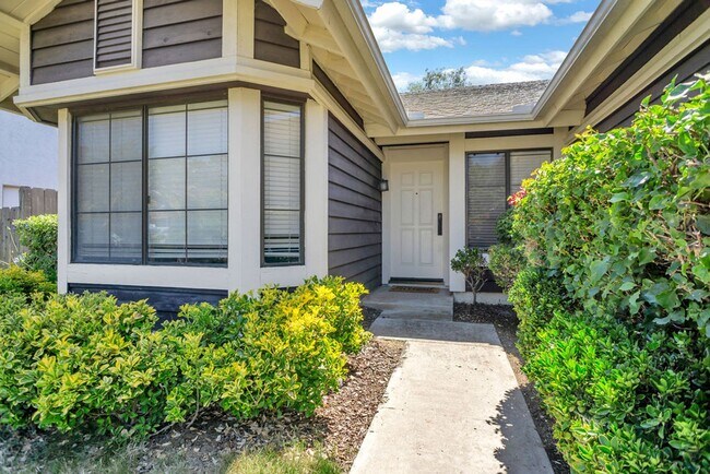 Foto del edificio - Beautiful single level home in Rancho Pena...