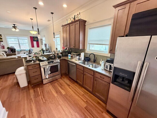Building Photo - Cottage Near Greenway Available for Pre-Lease