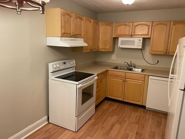 Building Photo - 15 Chapel Hill Dr