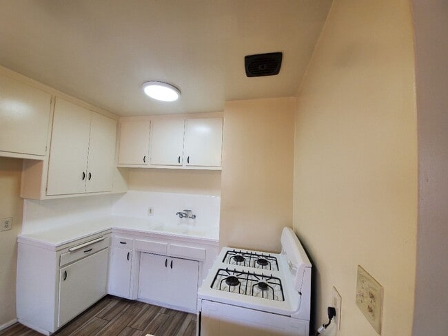 Building Photo - 1-Bedroom 1 bath unit in Van Nuys