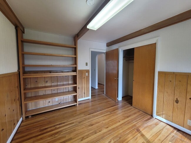 Building Photo - Charming 3 bed 2 bath with bonus room.