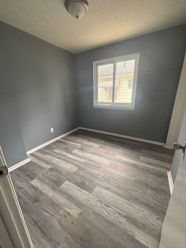 Building Photo - 3bd Single Section 8