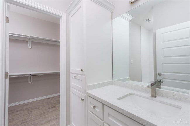 Building Photo - 2423 N Vly Cir