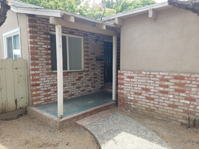 Foto del edificio - Clean East Modesto 2 Bedroom 1 Bath Duplex