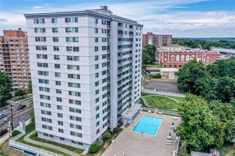Foto del edificio - 1 Strawberry Hill Ave