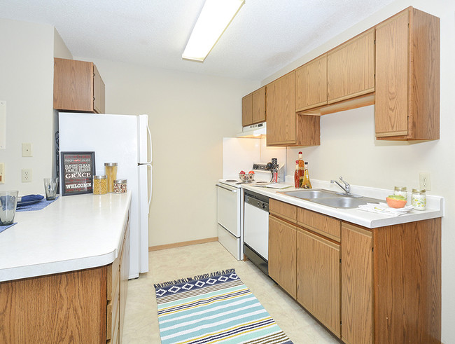 Spacious Fully-Equipped Kitchens - Wyndemere Apartments