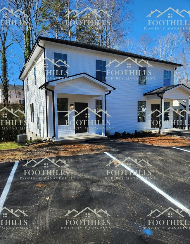 Building Photo - Quaint 2-bedroom, 2-bathroom home, short d...
