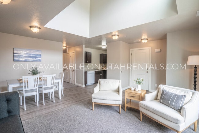 Building Photo - 1936 N Geneva Rd