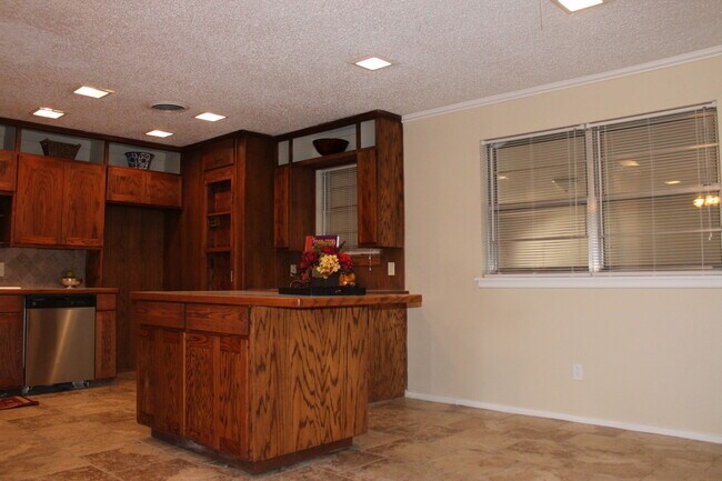 Building Photo - PRE-LEASING FOR AUGUST! 4 Bedroom/2 Bath Home Near TTU and LCU