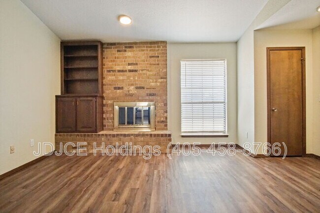 Building Photo - 423 W Curtis Dr