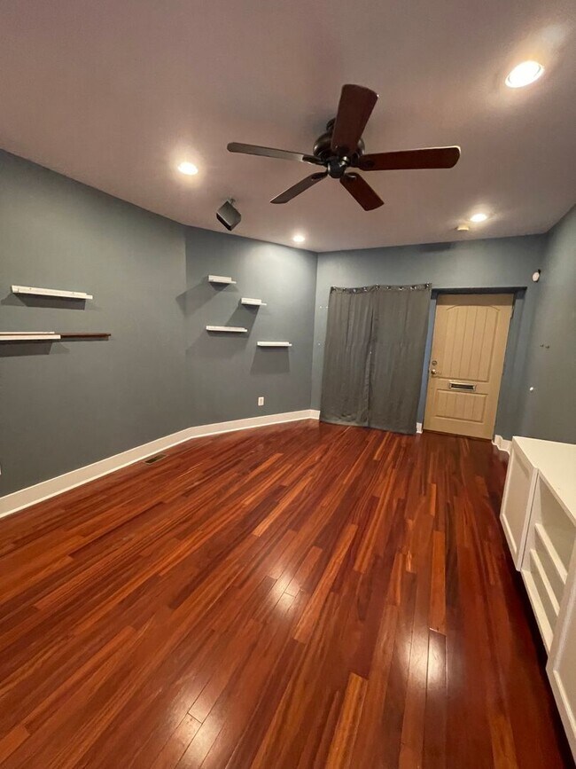 Foto del edificio - Modern  Bi-Level 1st Fl. 2 Bed, 2 Bath Nor...