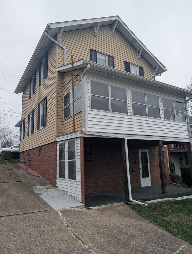 Building Photo - 203 Summit Ave